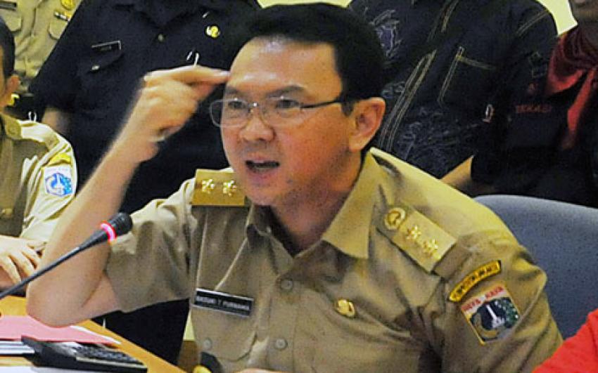 54ahok tunjuk kepala.jpg